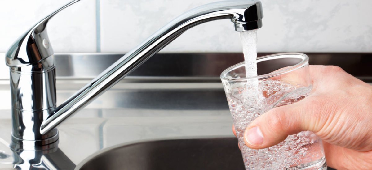 Agua fluyendo en un vaso